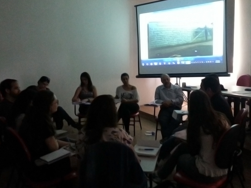 UNICAMP students discuss photos of significant sites